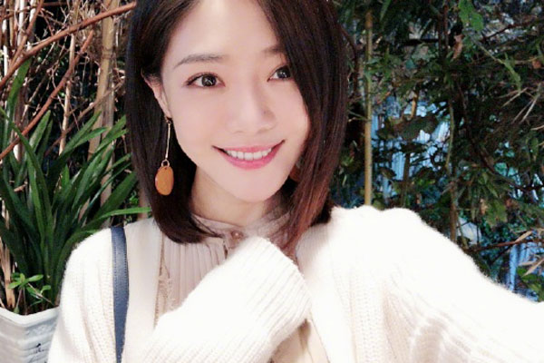 鄧家佳火鍋店地址名字 娛樂圈并不好混再說她長得也不是特別漂亮